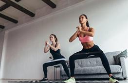 Резинка для фитнеса – альтернатива силовому оборудованию для тренировок женщинам дома